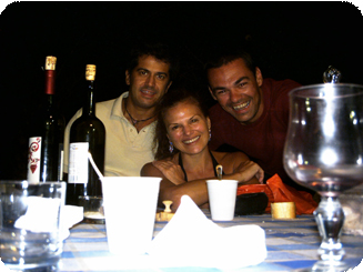 Studenti insieme a Carlo in un ristorante sul mare ad Otranto